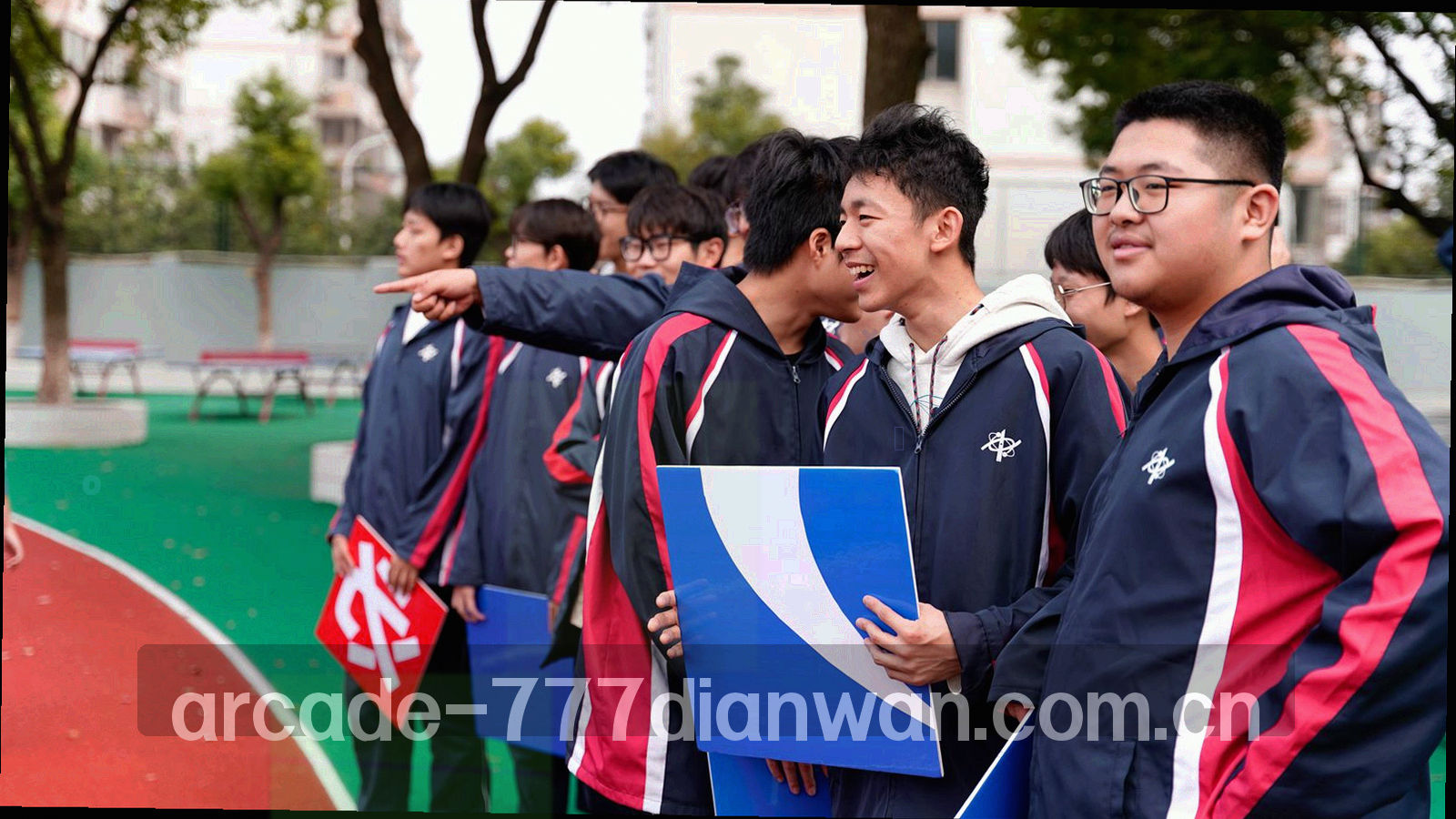 俯拍街机操作台台面，网格线与深浅墨色渐层交叠，抽象化处理，无人物